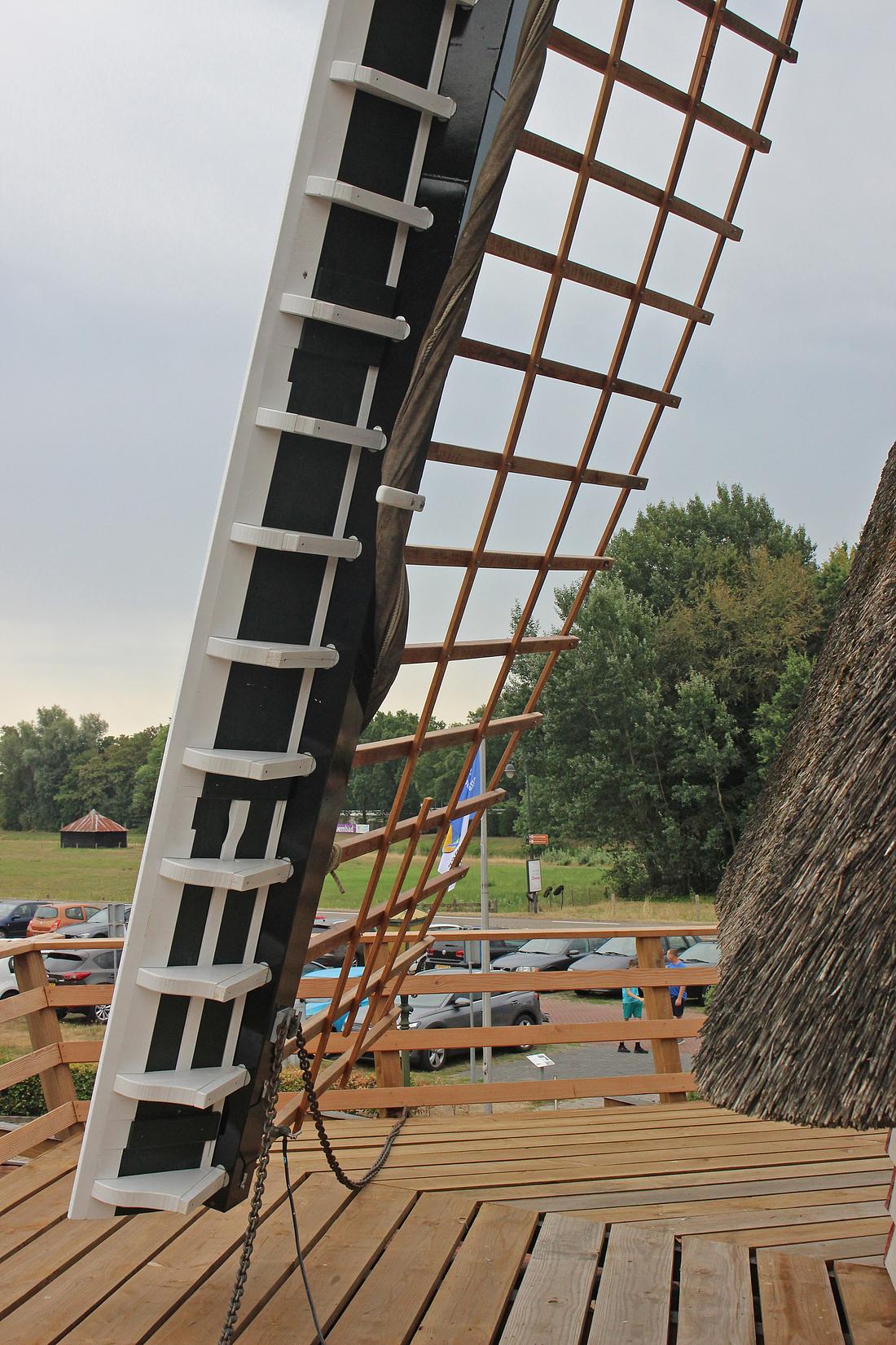 1, Molen 02635 Makkinga's Mölle (Ommen), Ruud Roose (15-08-2026)Nieuw gevlucht met bangkirai hekwerk.
&nbsp; | Database Nederlandse molens