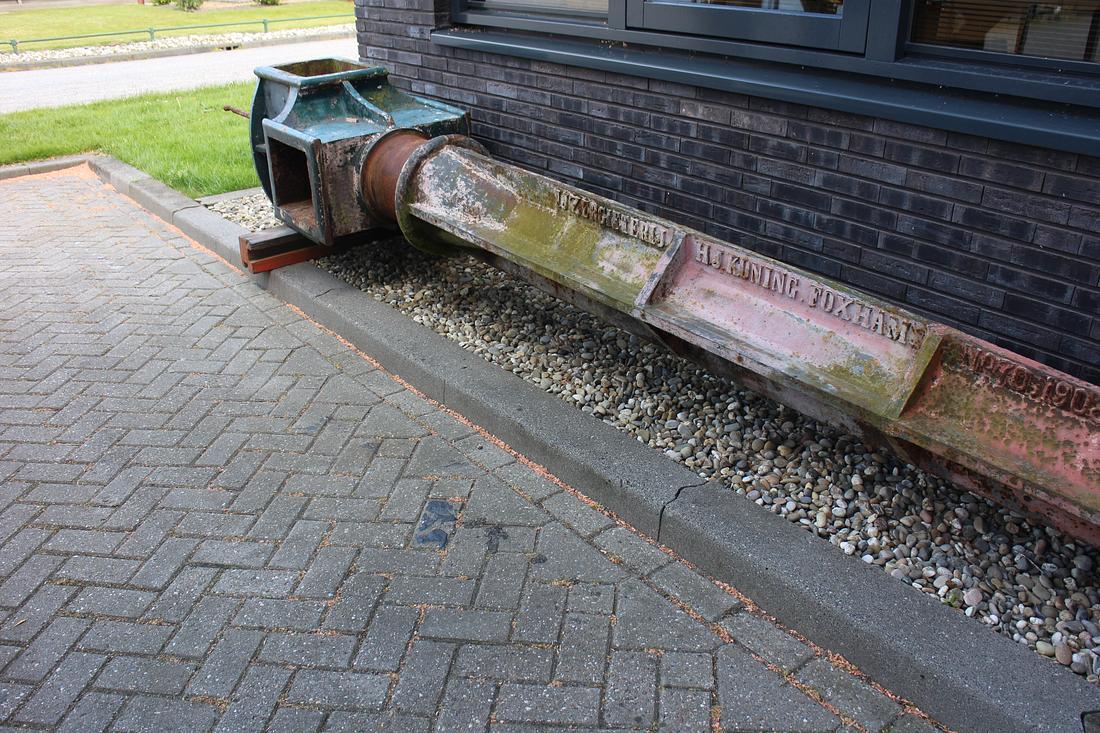 2, Molen 10236 De Geestmermeermolen / De Mearmin (Dokkum), Foto's: G.J. van Reeuwijk, opname 20-05-2015
Tijdens de restauratie van de molen. De as ligt hier bij de molenmaker in Tzummarum | Database Nederlandse molens