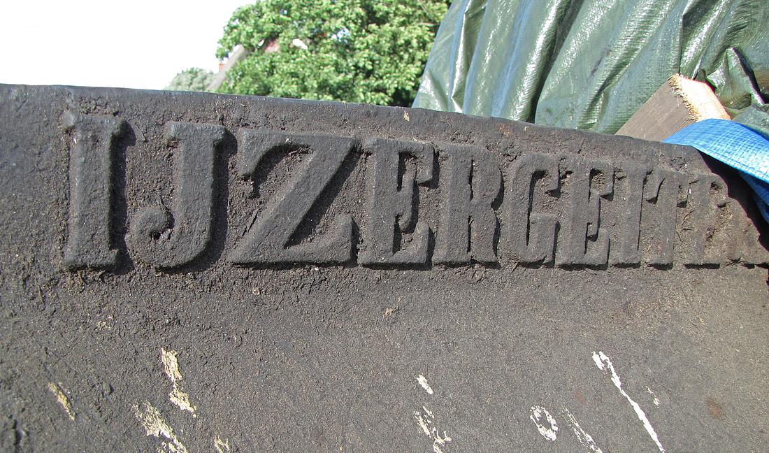 1, As 194, Koning, G.J. van Reeuwijk (19-07-2010)Bij het gieten van de as is er een foutje in de letters gemaakt: IJZERGEITERIJ. | Database Nederlandse molens
