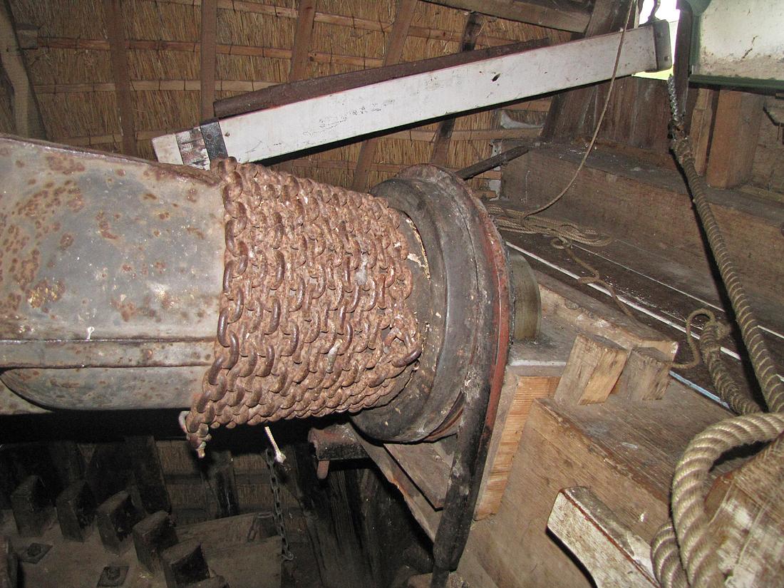 13, Molen 06432 Het Zwaantje / Huitebuurstermolen (Nijemardum / Nijemirdum), G.J. van Reeuwijk (04-10-2017)Achterzijde van de as met kettingen verzwaard en een bijzondere ring, waarin de springbeugel past. | Database Nederlandse molens