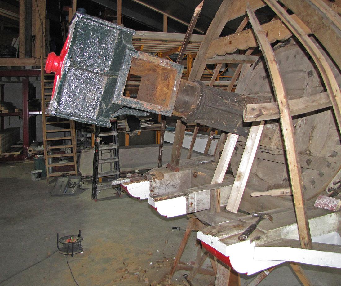 5, Molen 03041 Klaailânsmûne / De Kleilânsmole (Marrum), G.J. van Reeuwijk (10-02-2010)De kap met de as tijdens de restauratie in de werkplaats in Marrum. | Database Nederlandse molens