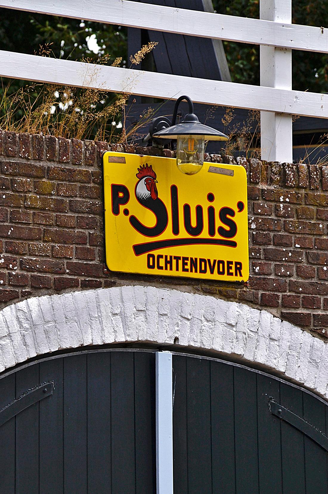 4, Molen 02843 Jacobus (Vessem), Rob Pols (06-08-2026)Het Sluis-bord boven de invaart van de molenberg. | Database Nederlandse molens