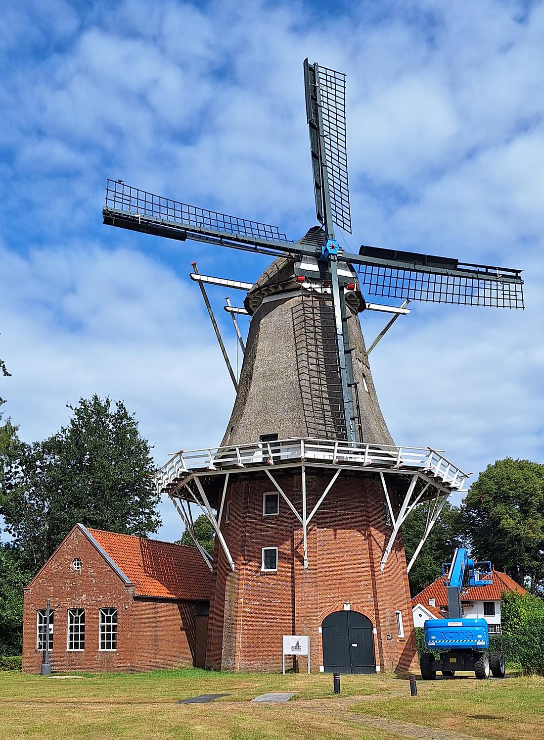 Molen 04420 Hazewind (Gieten), Wouter Bakker (17-08-2026)In juni is één van de fokken stukgewaaid. Het is nu wachten op herstel van het gevlucht, de zeilen zijn afgehaald. | Database Nederlandse molens