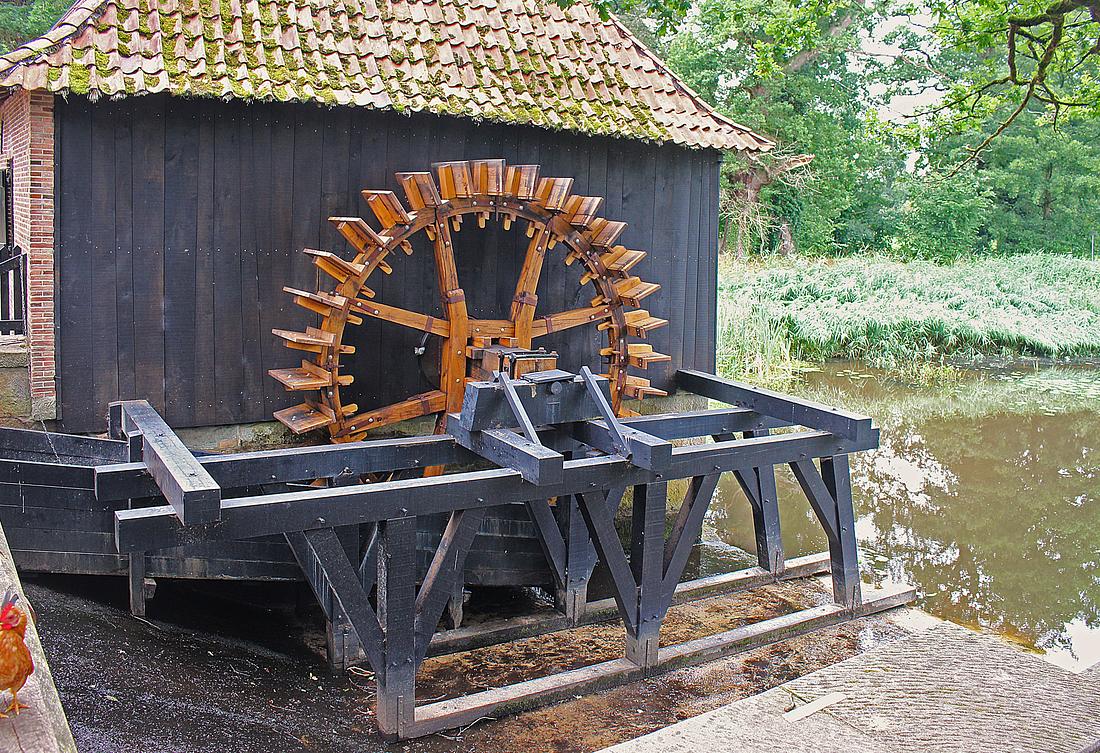 1, Molen 02715 c Noordmolen Twickel (Ambt Delden), Ruud Roose (10-08-2026)Het nieuwe waterrad én enigszins zichtbaar de wateras. Door de droogte staat de beek bijna droog. | Database Nederlandse molens