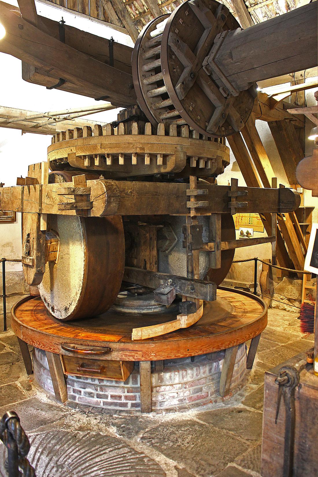 11, Molen 02715 c Noordmolen Twickel (Ambt Delden), Ruud Roose (10-08-2026)De kollergang na de restauratie, waarbij het doodbed weer vlak en kantstenen haaks zijn gemaakt en rechtgezet. | Database Nederlandse molens