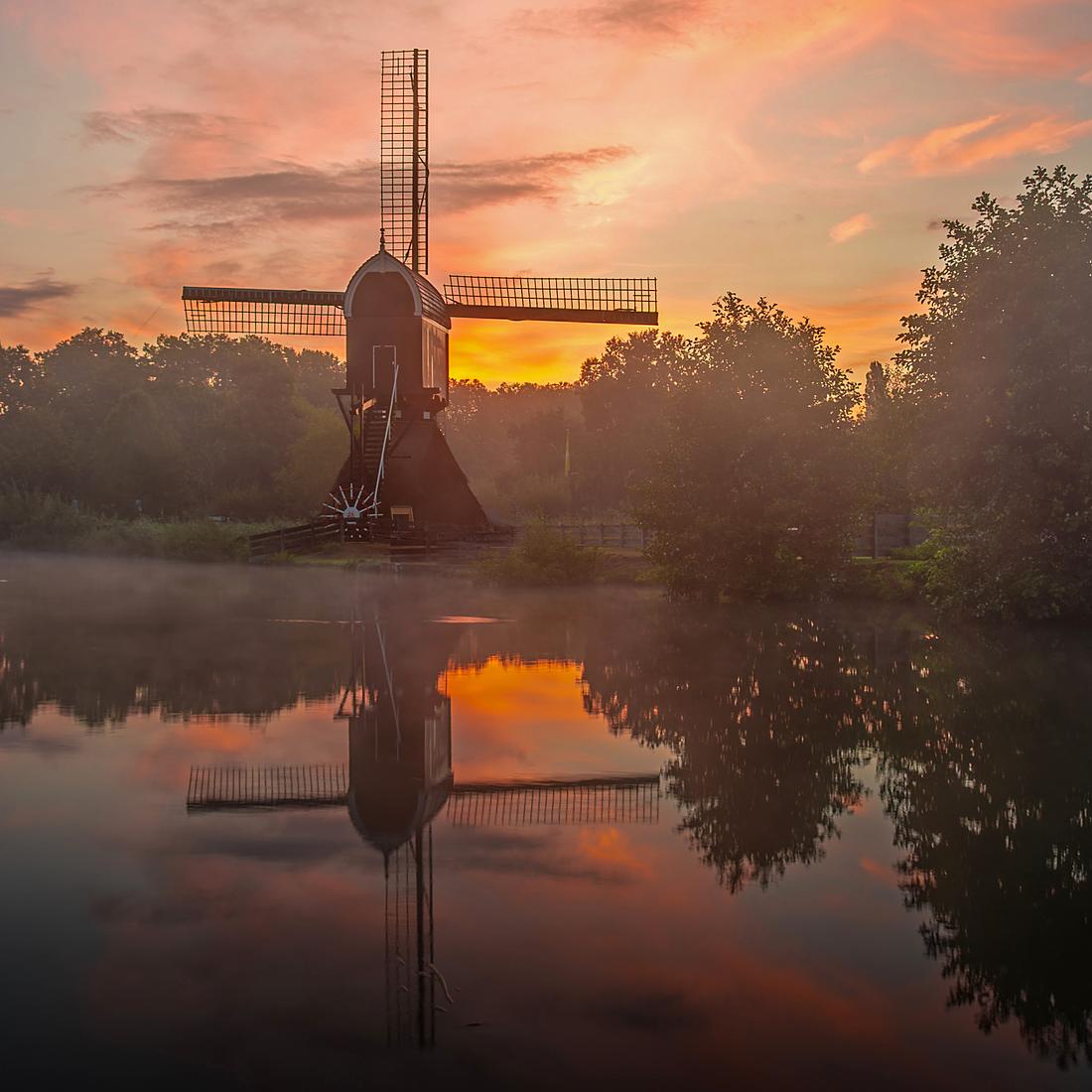 1, Molen 12344 Poldermolen Oudegein (Nieuwegein), P. Grasmaijer (21-08-2026)Een foto van de molen, zoals hij maar door weinig mensen wordt gezien: bij het eerste licht op een zomerse dag. | Database Nederlandse molens