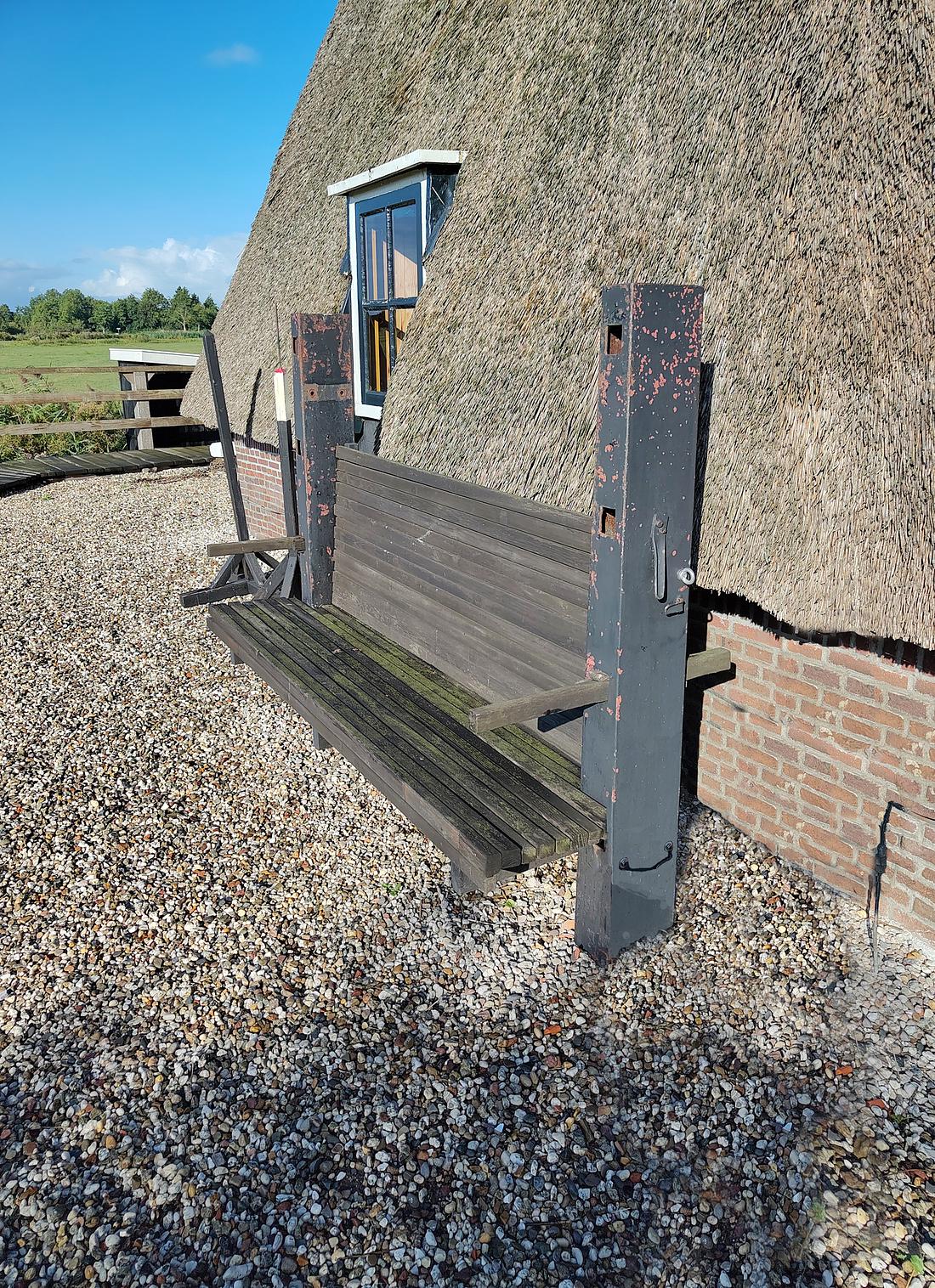 9, Molen 00021 Westveense Molen (Woerdense Verlaat), Maarten van Scheppingen (22-08-2026)Oude Derckx buitenroede tot bank vermaakt. | Database Nederlandse molens