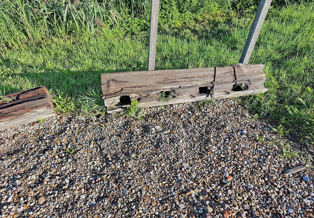 10, Molen 00021 Westveense Molen (Woerdense Verlaat), Maarten van Scheppingen (22-08-2026)Deze houten roede moet meer dan 40 jaar in het water gedreven hebben. Op oude foto's is een vlonder bij het krooshek te zien. Daar was deze roede een deel daarvan. | Database Nederlandse molens