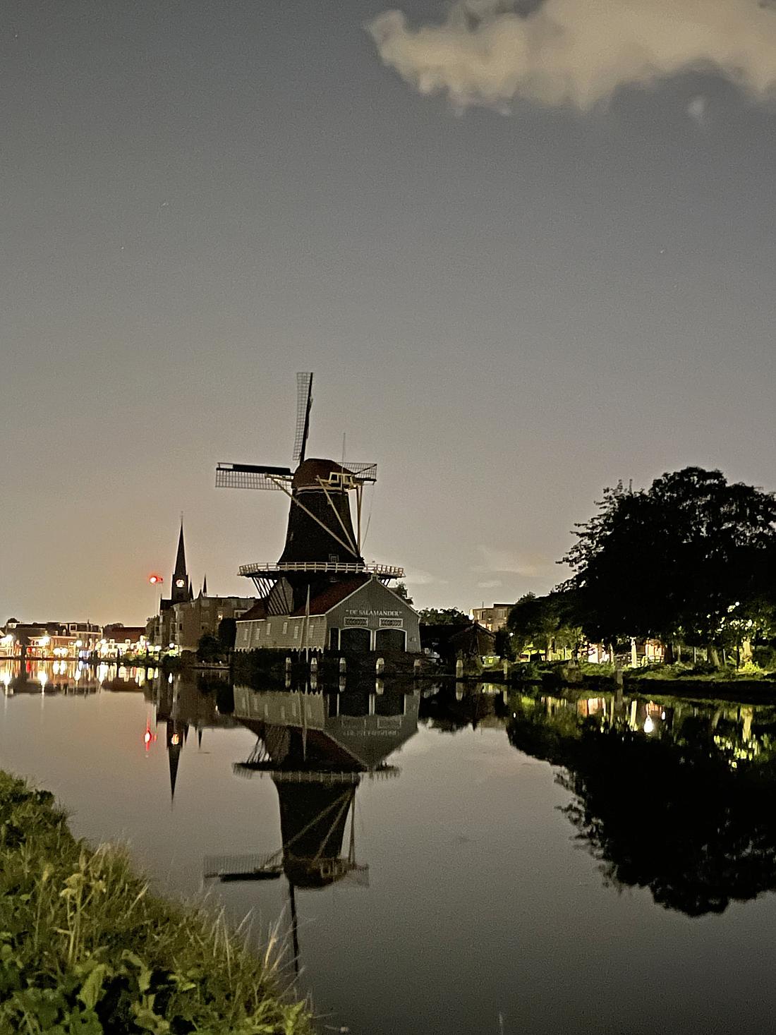 2, Molen 12549 De Salamander (Leidschendam), Ron Siebelink (24-08-2026)Een sfeervol beeld van de molen bij avond. | Database Nederlandse molens