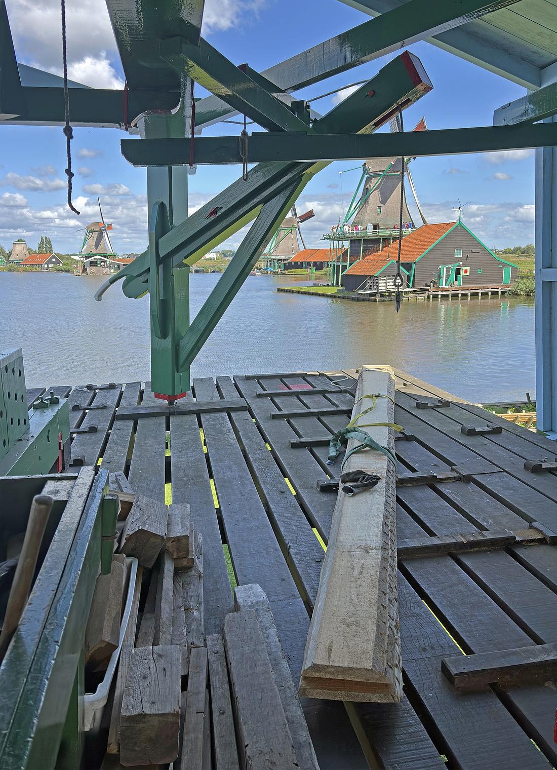 11, Molen 10690 De Poelenburg (ook: De Gekroonde Poelenburg) (Zaandam), Bernhard IJskes (24-08-2026)De gangkraan. | Database Nederlandse molens