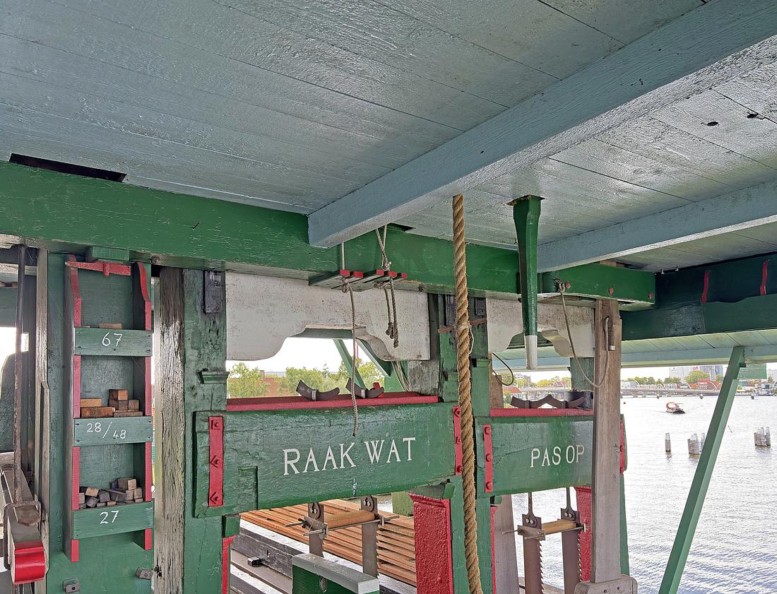 12, Molen 10690 De Poelenburg (ook: De Gekroonde Poelenburg) (Zaandam), Bernhard IJskes (24-08-2026)Detailopname bediening gangkraan. | Database Nederlandse molens