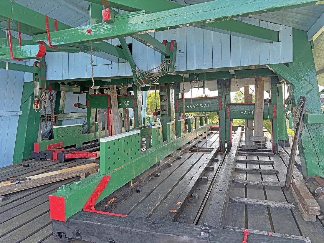 13, Molen 10690 De Poelenburg (ook: De Gekroonde Poelenburg) (Zaandam), Bernhard IJskes (24-08-2026)Overzicht zaagvloer. | Database Nederlandse molens