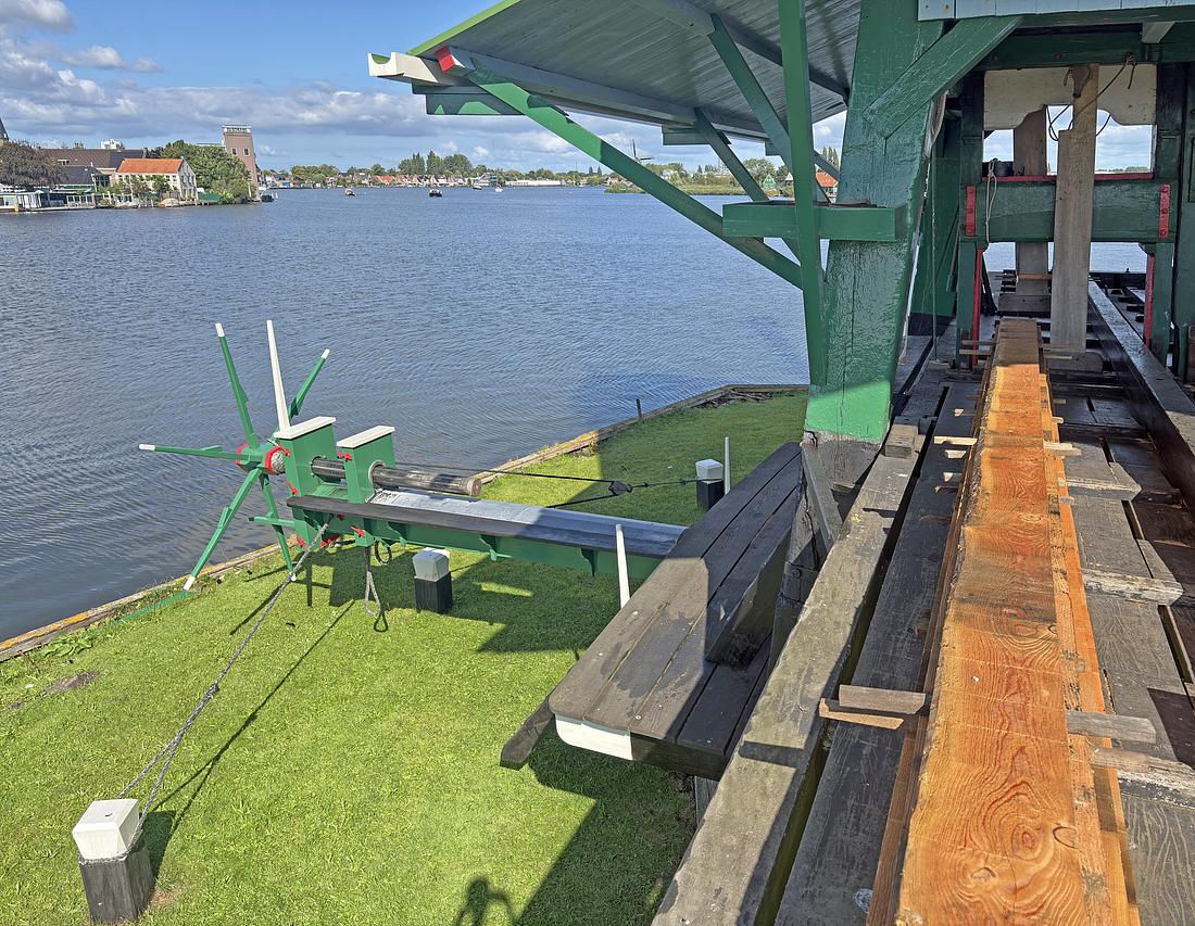 10, Molen 10690 De Poelenburg (ook: De Gekroonde Poelenburg) (Zaandam), Bernhard IJskes (24-08-2026)Staartconstructie met windkoppel. | Database Nederlandse molens