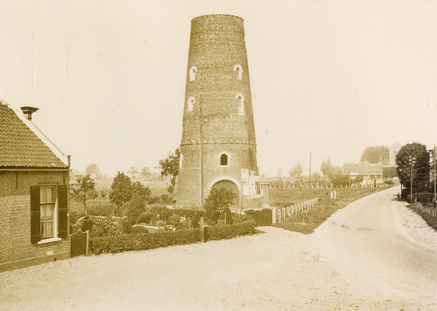 2, Molen 02659 (stellingmolen) (Raamsdonk), Foto collectie DHM; maker: Fa. D.M. de Bruijn, Raamsdonk, opname 08-08-1938 | Database Nederlandse molens