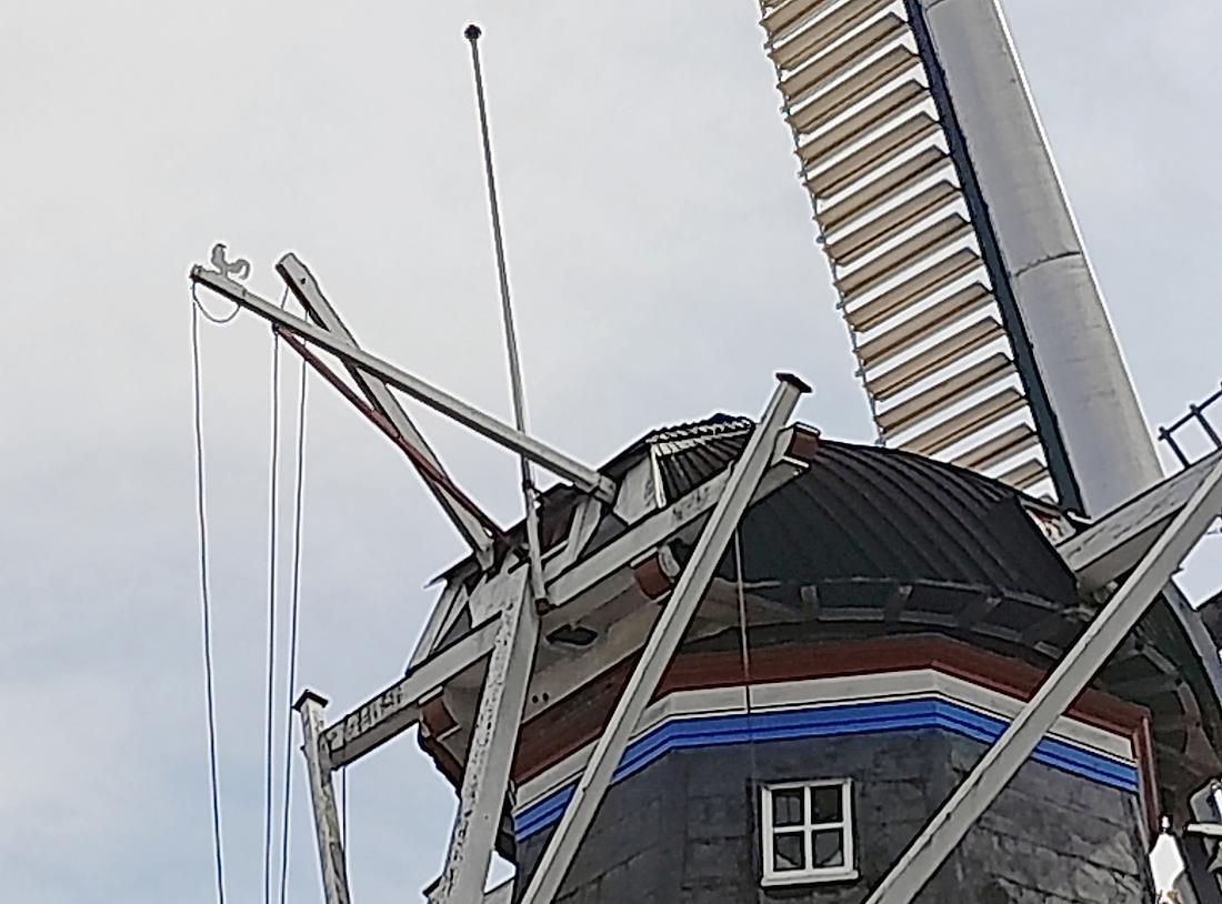 8, Molen 06407 De Ster (Winsum), Martin E. van Doornik (27-08-2026)Het voorover hellende achterkeuvelens levert de molen een apart uiterlijk op. Daar zijn er maar twee of drie van in Nederland. | Database Nederlandse molens
