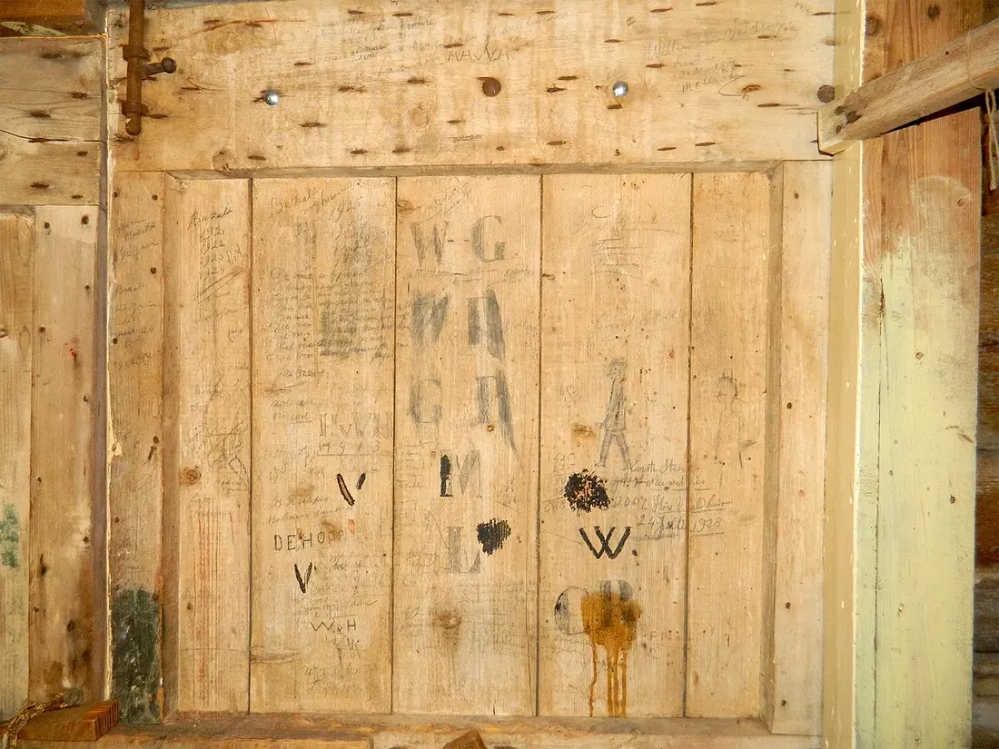 11, Molen 00095 De Hoop (Lunteren), Vincent Mepschen (11-6-2022)De gehele molen is rijkelijk beschreven. | Database Nederlandse molens media-bestand