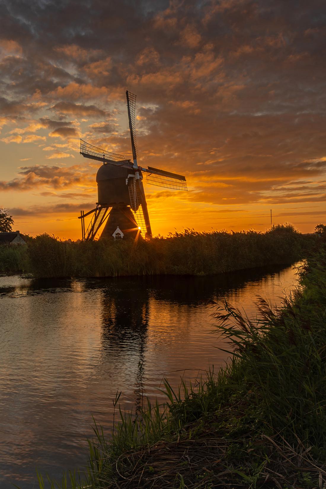 1, Molen 01473 Hoekmolen (Hei- en Boeicop), Piet Grasmaijer (31-08-2026)De wolken boven de Hoekmolen pakken samen voor wat een onstuimige dag zou worden.Ondertussen zet de ochtendzon het landschap in vuur en vlam. | Database Nederlandse molens