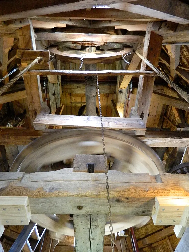 17, Molen 00095 De Hoop (Lunteren), Vincent Mepschen (11-6-2022)Het spilkalf waar de koning in draait lijkt een oude koningsspil. | Database Nederlandse molens media-bestand