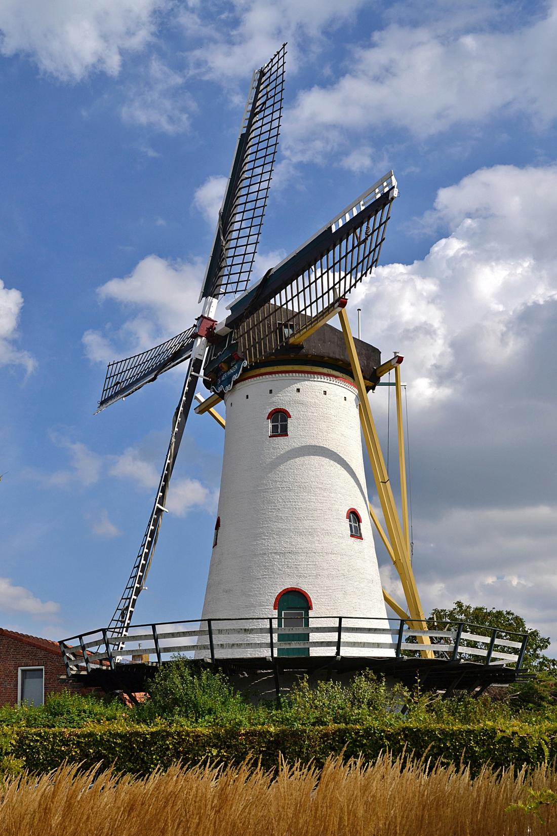 Molen 01874 De Vier Winden (Sint-Annaland), Rob Pols (26-08-2026)De molen in zijn kleurstelling zoals vroeger, met onder andere de gele staart en de teruggekeerde witte stukken bij de askop. | Database Nederlandse molens