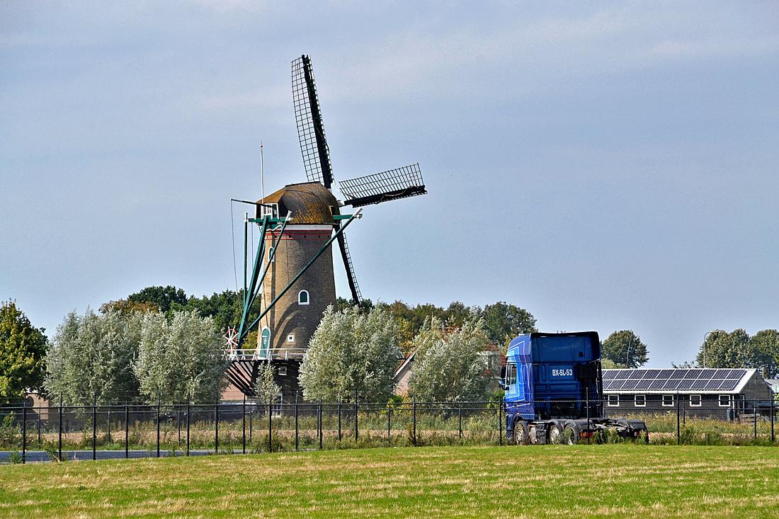2, Molen 03531 De Nijverheid (Sint-Maartensdijk), Rob Pols (26-08-2026)De molen gezien vanuit de richting van de andere molen in Sint-Maartensdijk, De Hoop, die helaas niet meer dan een restant is. | Database Nederlandse molens
