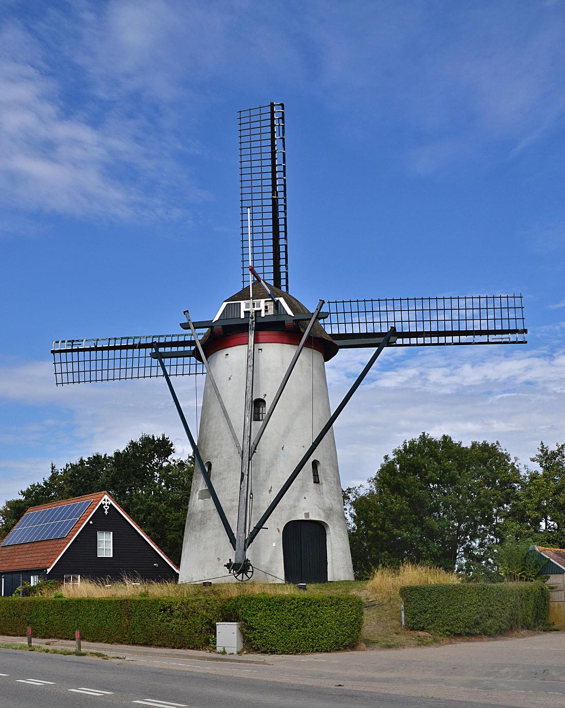 Molen 01869 De Vos / Heense Molen (Heensche Molen), Rob Pols (06-08-2026)De molen wacht met uitgenomen windborden en afgehaalde zeilen op vervanging van het wiekenkruis. | Database Nederlandse molens