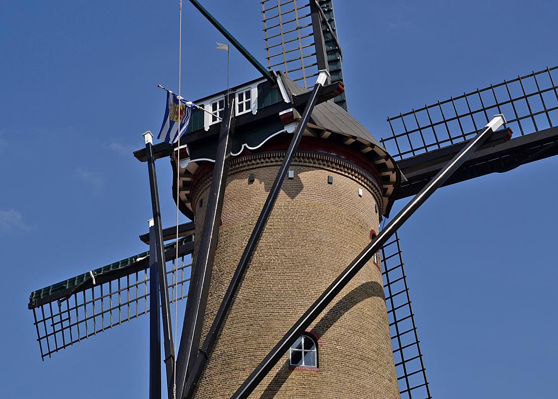 6, Molen 03528 De Verwachting (Tholen), Rob Pols (06-08-2026)Typische Thoolse achterkeuvelens. De molen wordt bijzonder goed onderhouden. Let ook op de fraaie achterbaard. De vlaggenstok is evenwel op ongebruikelijke wijze bevestigd! | Database Nederlandse molens