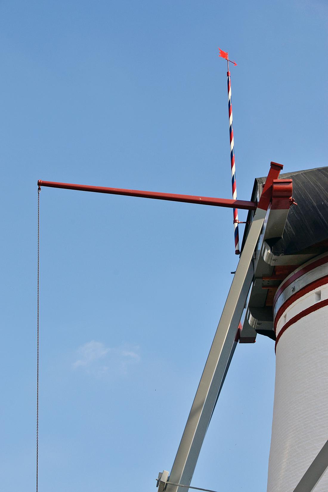 9, Molen 01875 (Naamloos) (Stavenisse), Rob Pols (26-08-2026)De kleurstelling is hier en daar iets gewijzigd, met onder meer de fraai 'geprinst' geschilderde vlaggenmast met windvaantje. | Database Nederlandse molens