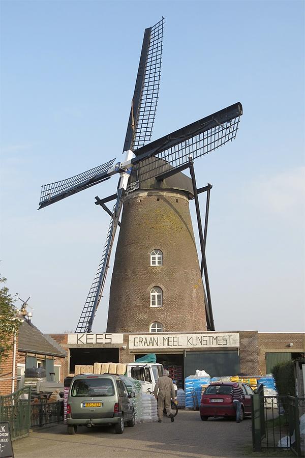 Molen 02858 Zeldenrust (Budel), Gerard Sturkenboom (3-3-2021)De molen staat er weer bedrijfsklaar bij mét volledig gereviseerde Pot binnenroede, oorspronkelijk uit 1900. | Database Nederlandse molens media-bestand