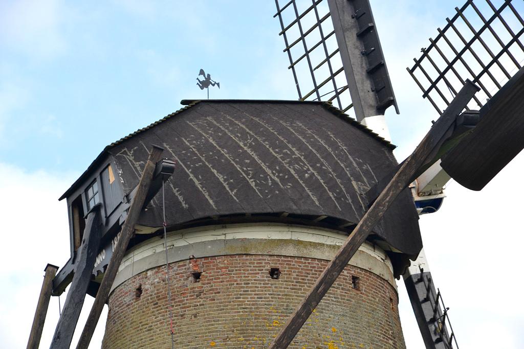 6, Molen 02858 Zeldenrust (Budel), Rob Pols (30-5-2014)Onder: let op de dichtgetimmerde sleuf voor de voormalige buitenvangstok! Ook is het windvaantje in de vorm van een bazuinengeltje op de kap te zien.  | Database Nederlandse molens media-bestand