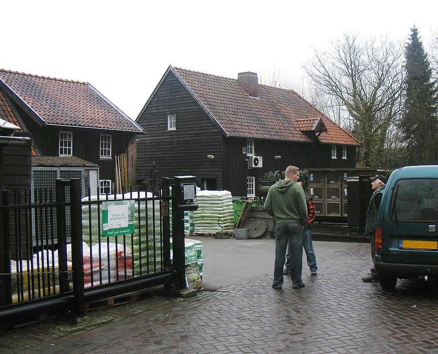 3, Molen 02502 Dommelse Watermolen (Dommelen), De achterzijde van de molen met ingang.  Martin E. van Doornik (20-3-2010). | Database Nederlandse molens media-bestand