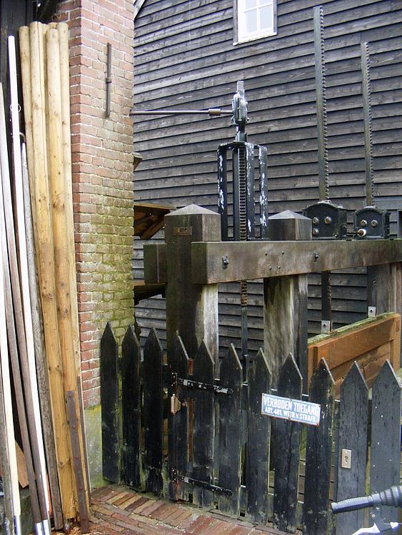 4, Molen 02502 Dommelse Watermolen (Dommelen), De schuiven van het waterrad.  Martin E. van Doornik (20-3-2010). | Database Nederlandse molens media-bestand