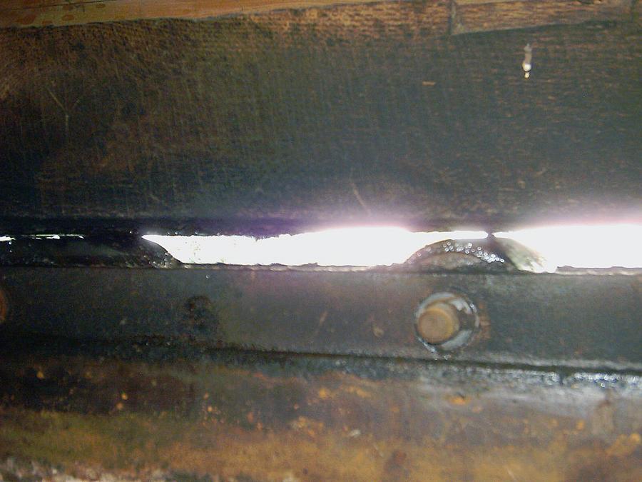 17, Molen 02616 De Korenaar (Oirschot), Rob Simons (7-10-2006).Het bijzondere kruiwerk in beeld: de overring loopt over stalen rollen, die bevestigd zitten in een goot van U-profielen. | Database Nederlandse molens media-bestand