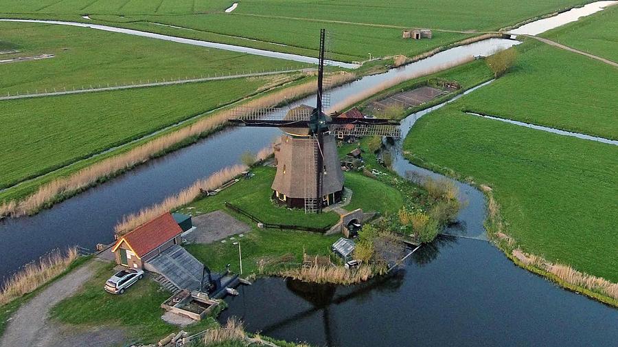 7, Molen 01101 Bosmolen (Egmond aan den Hoef), Dronefoto: René Pronk (1-5-2015). | Database Nederlandse molens media-bestand
