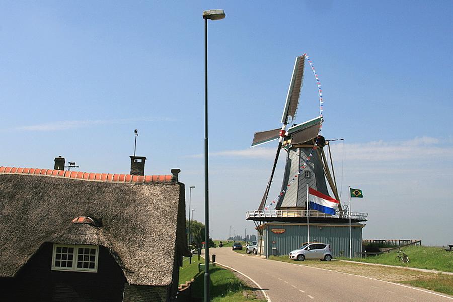 3, Molen 01490 De Liefde (In liefde draaiende) (Streefkerk), John Scholte (2-8-2011). | Database Nederlandse molens media-bestand