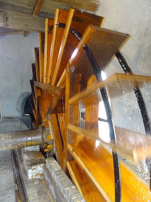 8, Molen 01792 bis D Boezemmolen No. 6 (Haastrecht), Arie Verhoeff (16-11-2017)Het houten scheprad, vóór het plaatsen van de schermwand. | Database Nederlandse molens media-bestand