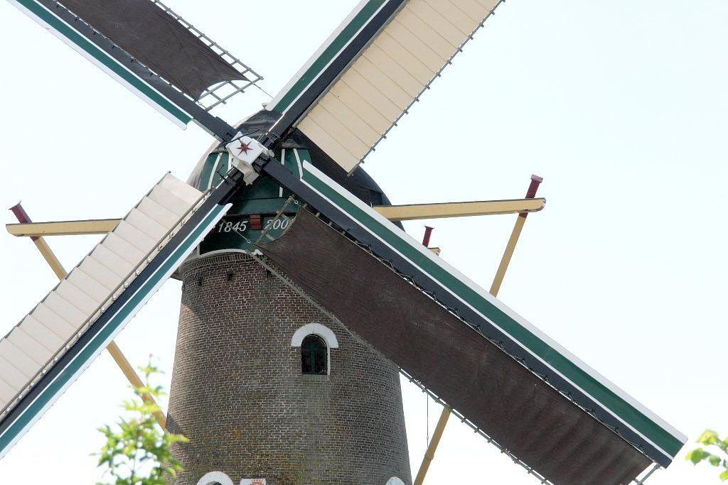7, Molen 01865 De Oude Molen (Fijnaart), Frits Kruishaar (2-6-2012) | Database Nederlandse molens media-bestand