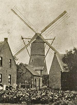1, Molen 00203 De Kapelse Meulen (Roermond), Deel van grotere foto, coll. DHM, opname 1930 | Database Nederlandse molens media-bestand