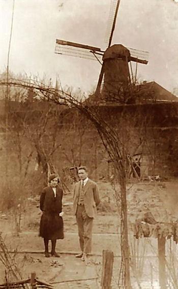 1, Molen 00203 De Kapelse Meulen (Roermond), Foto: privécollectie Wim Bongaerts, opname van vóór 1929 | Database Nederlandse molens media-bestand