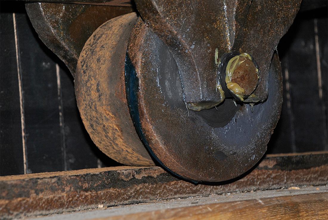 13, Molen 02569 Souburgse Molen (Alblasserdam), Kees Kammeraat (28-11-2020)Het kruiwerk bestaat uit tien ijzeren rollen - vijf voor en vijf achter - elk in een stoel onder tegen de overring gemonteerd. | Database Nederlandse molens media-bestand