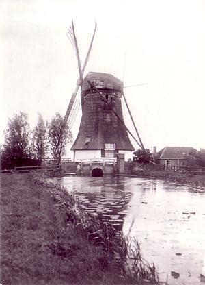 1, Molen 02887 x Bleiswijkse Droogmakerij, No. 10 / G2bovenmolen (Bergschenhoek), Foto fam. Oosthoek, opname 1910ca, collectie DVM | Database Nederlandse molens media-bestand