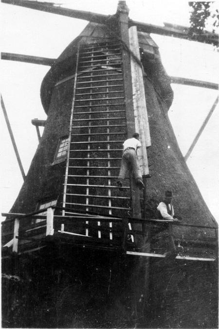 2, Molen 00236 De Hoop (Oud-Zuilen), 2. De molenmaker in actie. Foto: nn, 1935 (coll. W.A. Korpershoek) | Database Nederlandse molens media-bestand