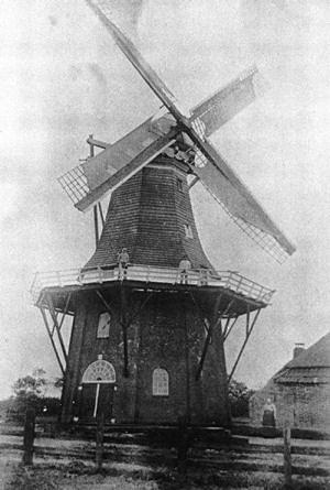 1, Molen 04452 d De Noordstar / Molen Bouma (Niekerk), Foto: n.n.,op de stelling molenaars B.H. Goeman en L.F. Datema, collectie Martin E. van Doornik | Database Nederlandse molens media-bestand