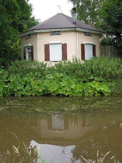 1, Molen 02513 Wolfwinkelsemolen / Casterensemolen (Casteren), Foto: S. Boumans, opname 9 juli 2005Het achtkante gebouw dat als aandenken an de molen fungeert | Database Nederlandse molens media-bestand