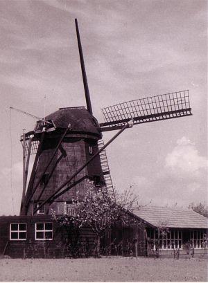 1, Molen 04897 De Grenadier (Driewegen), Foto J.de Groot, opname winter 1958 | Database Nederlandse molens media-bestand