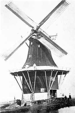 1, Molen 00332 b Molen van Buis / De Ster (Barsingerhorn), Foto: n.n. De molen gezien vanuit het zw. langs de vaart | Database Nederlandse molens media-bestand