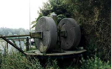 1, Molen 10062 Buskruitmolen No. 3/ De Oude Molen (Ouderkerk aan de Amstel), De kantstenen. Foto: Hans de Kroon | Database Nederlandse molens media-bestand