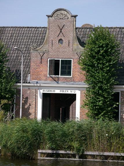 1, Molen 10062 Buskruitmolen No. 3/ De Oude Molen (Ouderkerk aan de Amstel), Het poortgebouw. Foto: Stefan Boumans, 20 juli 2018 | Database Nederlandse molens media-bestand