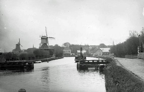 3, Molen 00814 a De Vriendschap / Het Anker (Weesp), Glasneg. maker onbekend, links Het Anker, rechts Het Haantje | Database Nederlandse molens media-bestand