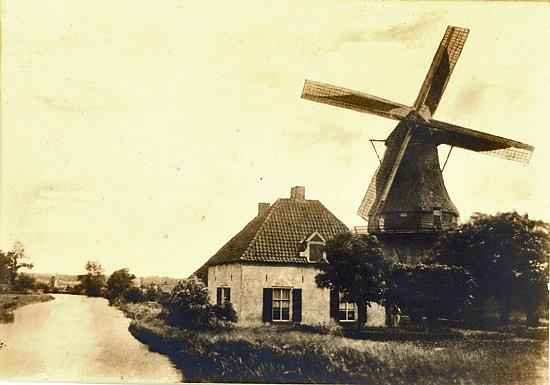 1, Molen 00890 b De Hoop / Molen Reudink (Lochem), Foto fam. De Graaff-Heusinkveld, ca. 1915
Deze foto van de fam. De Graaf-Heusinkveld is afkomstig van haar nicht mevrouw Grada Renetta de Graaff. In 1870 huwde een heer De Graaff met mej. Heusinkveld. Deze mej. Heusinkveld was de dochter van David Antonie(ij) Heusinkveld, molenaar in Lochem. Hij werd geboren in Süderwick. Hij was gehuwd met Johanna Mierdink (1837) en Aaltje v.d. Vegt (1847).Marga van der Torre | Database Nederlandse molens media-bestand