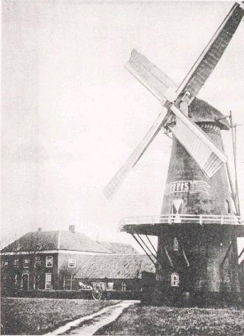 1, Molen 00858 De Ceres / Molen Peters (Loo), Ansichtkaart, de molen met links café Prins | Database Nederlandse molens media-bestand